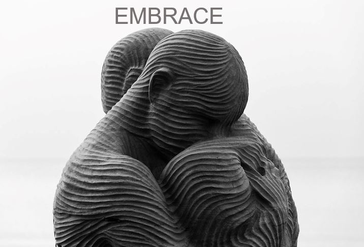 Embrace the real world zeigt zwei Skulpturen, die sich umarmen